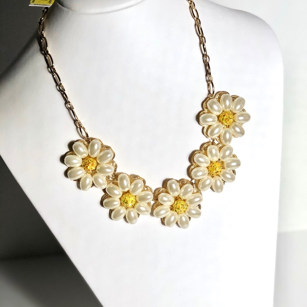 Dillard’s White Daisy Necklace